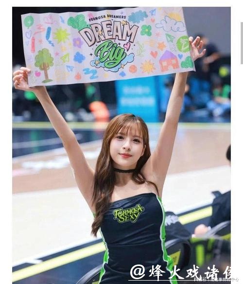 球场边最强“元气发电机”,MOMO一个笑容让看台瞬间沸腾 球场边最强“元气发电机”,MOMO一个笑容让看台瞬间沸腾